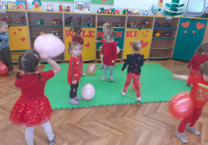 Dzieci tańczą z balonami